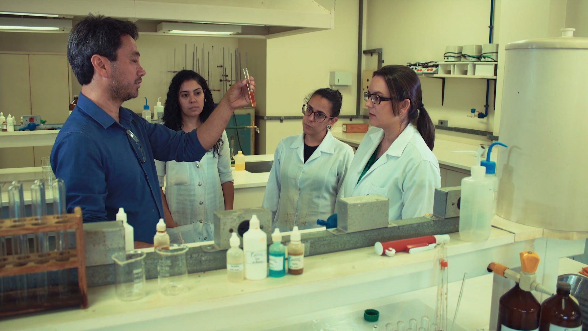 Pesquisadores brasileiros em laboratório da USP analisando amostras durante o estudo sobre o parasita E. coli e seu impacto na próstata
